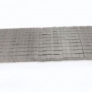 在导电布与导电泡棉之间设有热熔胶