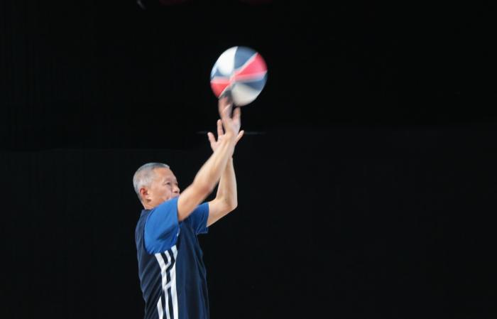 63岁退休大爷王利智创世界纪录 篮球绝技引热议