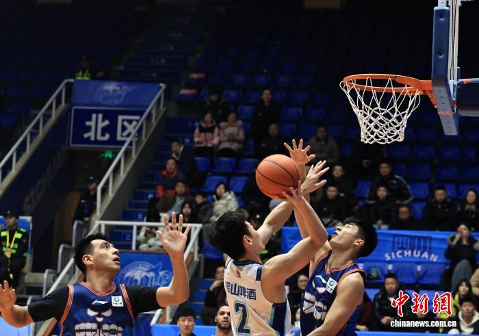 四川男篮双外援首战告捷难阻连败 青岛男篮强势