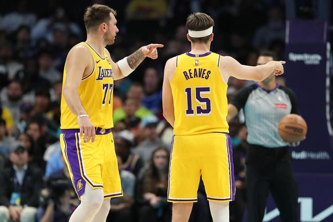 东契奇与里夫斯双核驱动湖人攻防效率飙升