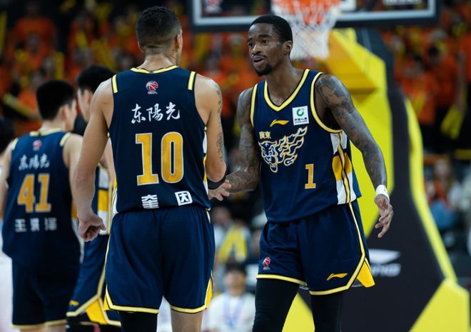 广东双杀四川终结两连败 四川刷新CBA历史单赛季