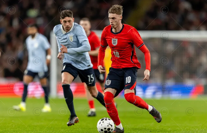 英格兰右后卫争议升级：阿诺德落选引名宿质疑