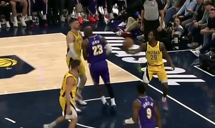 詹姆斯父子同场竞技演绎篮球世家传承