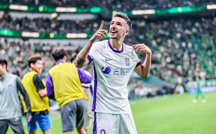 北京国安主场惨败津门虎 争议判罚引发球迷不满